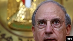 Middle East envoy George Mitchell at a press conference in Cairo