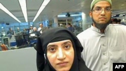 Саїд Фарук разом зі своєю дружиною Ташфін Малік проходять через митницю у міжнародному аеропорту Чикаго «О'Хара», 27 липня 2014 року