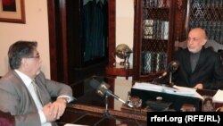 اکبر ایازی رییس منطقوی رادیو آزادی و رادیو مشال در جریان مصاحبهء اختصاصی با حامد کرزی رییس جمهور سابق افغانستان.