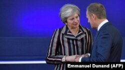 Kryeministri britanike Theresa May dhe presidenti i Këshillit Evropian, Donald Tusk. Foto nga arkivi.