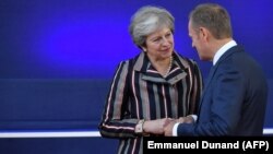 ترزا می، نخست‌وزیر بریتانیا، و دونالد توسک رئیس شورای اروپایی.