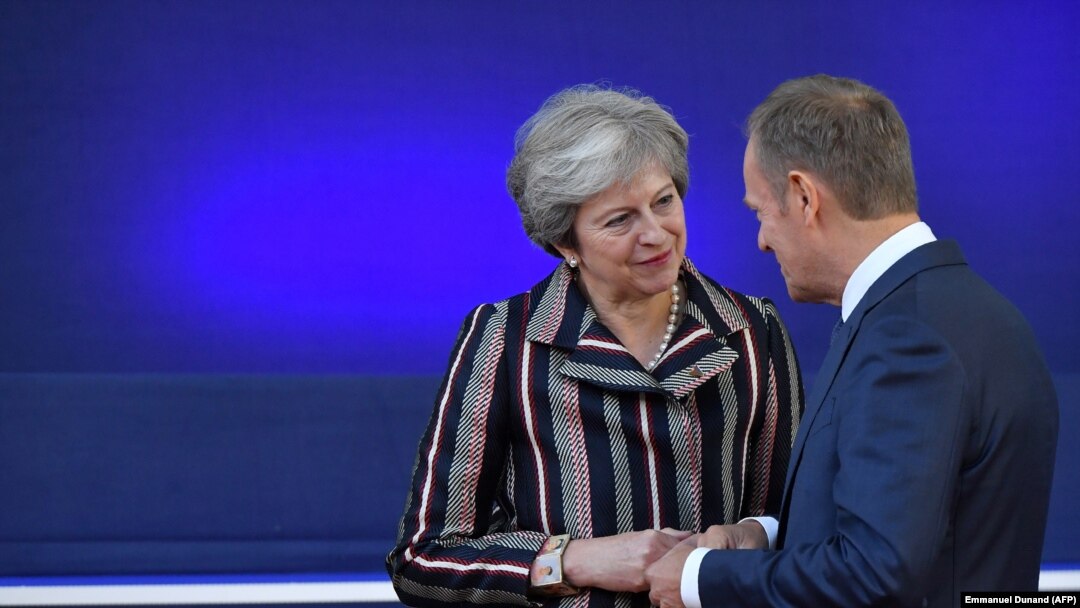 Theresa May (solda) və Donald Tusk