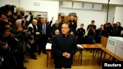 Бывший премьер-министр Италии Сильвио Берлускони на избирательном участке в Милане. 4 марта 2018 года.