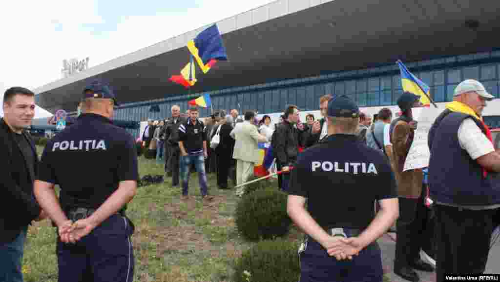 Poliția veghează la protestatarii adunați la aeroport