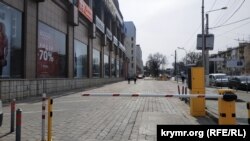 Пустая парковка возле ТЦ Центрум, Симферополь