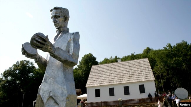 Ovo je šesti spomenik Tesli u Gospiću, uz još jedan koji se nalazi u njegovom rodnom selu Smiljanu (na fotografiji), gdje se nalazi i Memorijalni centar posvećen Tesli.
