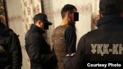 Күдіктілерді ұстау арнайы операциясын жүргізіп жатқан ҰҚК қызметкерлері (Көрнекі сурет).