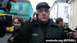 Mikalay Autukhovich leaves prison in Hrodna on April 8.
