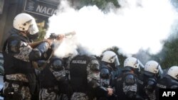 Poliția a folosit gaze lacrimogene împotriva opozanților paradei