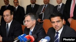Հայաստանի էկոնոմիկայի նախարար Տիգրան Դավթյանը (ձ) եւ Հնդկաստանի կապի եւ տեղեկատվական տեխնոլոգիաների պետնախարար Սաչին Պիլոտը ճեպազրույցի ժամանակ, 7 նոյեմբեր, 2011