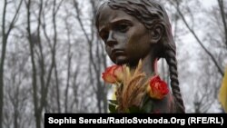 Скульптура дівчинки з колосками в руках у Національному музеї «Меморіал жертв Голодомору»