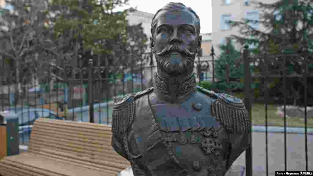 Бюст Миколи II біля російської прокуратури Криму