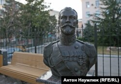 Бюст Мікалая ІІ каля пракуратуры ў анэксаваным Расеяй Крыме