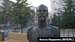  Бюст Николая II возле российской прокуратуры Крыма