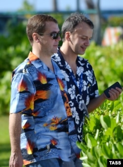 Președintele rus Dmitri Medvedev (stânga) și consilierul lui, Arkadi Dvorkovici, la summitul APEC de la Honolulu, în noiembrie 2011. Medvedev curta în acea perioadă SUA, dar în ultimii ani este cunoscut pentru tiradele antioccidentale, inclusiv cu amenințări nucleare.