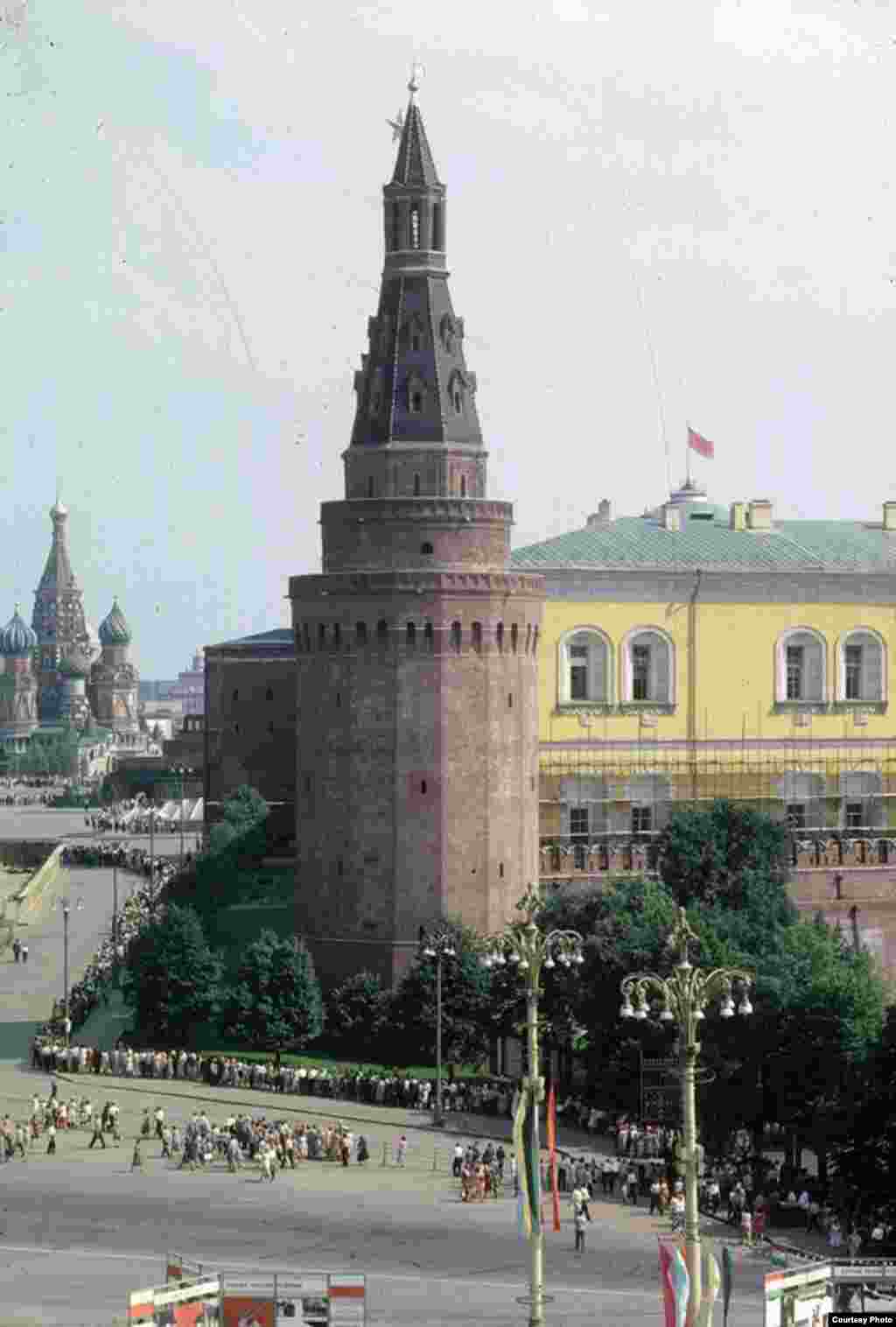 Looking into Moscow&#39;s Red Square, with St. Basil&#39;s Cathedral in the distance. Thousands of people can be seen standing in a long, snaking line to enter Lenin&#39;s mausoleum.