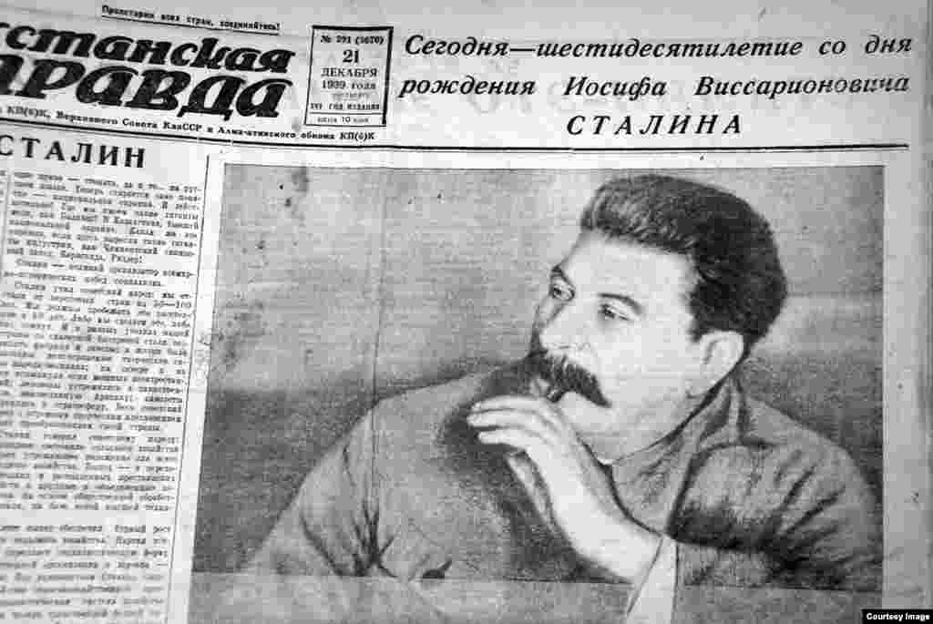 Номер газеты &laquo;Казахстанская правда&raquo; за 21 декабря 1939 года был посвящен 60-летию Иосифа Сталина. В газете напечатали статьи о нем, в том числе перепечатка из московской &laquo;Правды&raquo; огромного панегирика Анастаса Микояна &laquo;Сталин &ndash; это Ленин сегодня&raquo; , поздравительные письма от коллективов казахстанских фабрик, заводов, колхозов, совхозов, ну и стихотворные посвящения известных казахских поэтов вождю в переводах русских поэтов Казахстана.