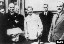 Москва, 23 серпня 1939 року. Цього дня був підписаний Договір про ненапад міністрами закордонних справ Німеччини та СССР, Йоахімом фон Ріббентропом (зліва) і В'ячеславом Молотовим (праворуч). Присутність Йосипа Сталінf (в центрі) підкреслює важливість підписання договору