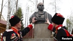​​Петербурдагы казаклар Путинны Рим императоры итеп сурәтләүче һәйкәл куйды
