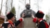 Leninqrad vilayətində Putinin büstü və kazaklar (Arxiv fotosu)