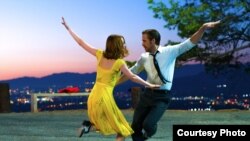 Ryan Gosling və Emma Stone "La la Land" müziklində.