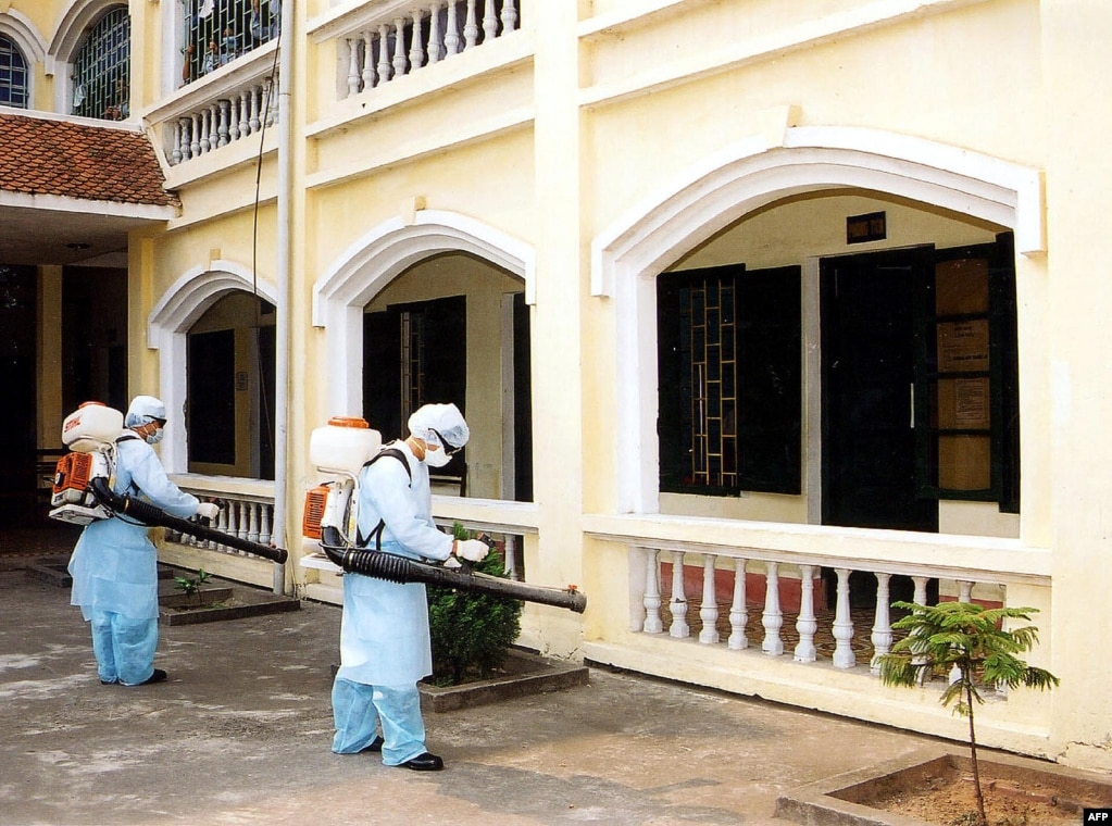 Hanoy mañındağı auruhana aumağın dezinfekciyalap jürgen medicina qızmetkerleri. V'etnam, 2003 jıldıñ säuiri.