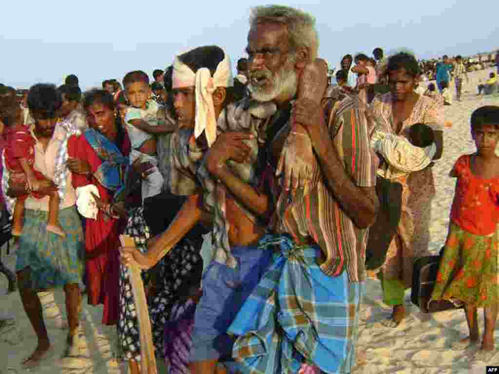 Šri Lanka - Civili bježe - Tamilski Tigrovi su u Šri Lanki preuzeli kontrolu nad sjevernoistočnim dijelom otoka što je bio dovoljan razlog civilima za masovno bjekstvo. 