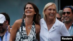 Martina Navratilova și partenera ei de vaiță Julia Lemigova (st.) la New York în 2014