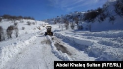 آلية لإزالة الثلوج عن الشوارع في دهوك
