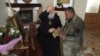 Військового капелана зі США охороняє асистент зі зброєю