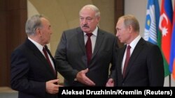Нурсултан Назарбаев (слева), Александр Лукашенко (в центре) и Владимир Путин