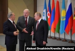 Нұрсұлтан Назарбаев (сол жақта), Александр Лукашенко (ортада) және Владимир Путин.