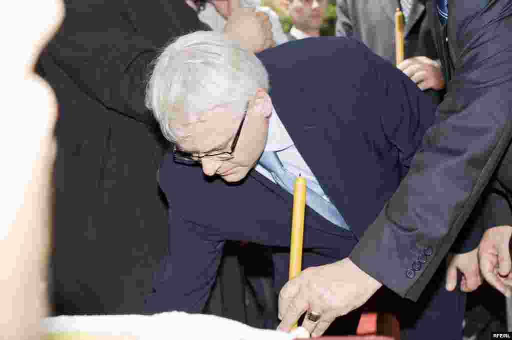 FOTO: BORIS MILJEVIĆ - Predsjednik Hrvatske, Ivo Josipović, odaje poštu žrtvama u Sijekovcu