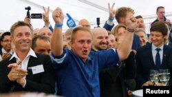 Duminică la Schwerin, sprijinitori ai AfD manifestîndu-și bucuria la anunțul rezultatelor votului