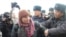 Милиция задерживает правозащитника Максима Кулешова во время шествия в честь Дня святого Валентина в Бишкеке, 14 февраля 2008 года