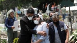 Этот снимок сделан в соседней с США Мексике, где число жертв эпидемии превысило 50 тысяч.