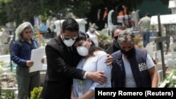 Rodbina i članovi porodice na sahrani osobe umrle od COVID-a 19, Meksiko City