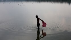 Kupanje u svetoj rijeci Gangesu, Kolkata, 29. travnja