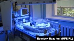 Перзентхананың жансақтау бөлімінде арнайы аппаратта жатқан нәресте. Көрнекі сурет.