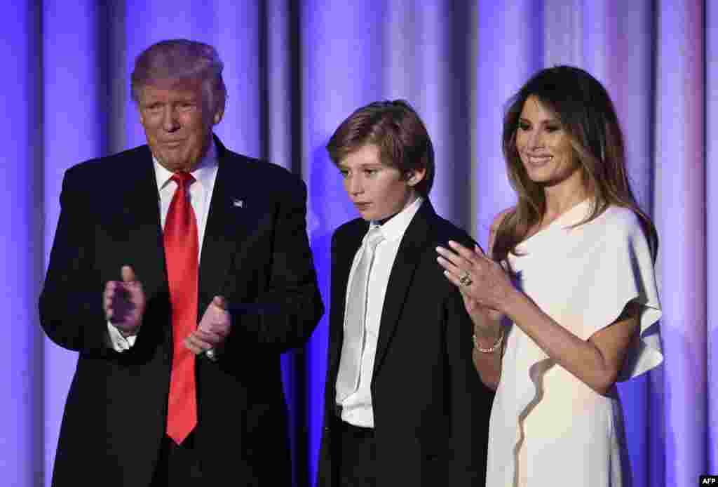 Избранный президент США Дональд Трамп с сыном Берроном и женой Меланьей после оглашения первых итогов голосования. Нью-Йорк, 8 ноября 2016 года.