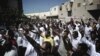 Bahreýniň Diraz obasynda demonstrasiýaçylar “Musulmanlaryň bigünäligi” atly filme garşy protest bildirýärler. Diraz, 14-njy sentýabr, 2012.