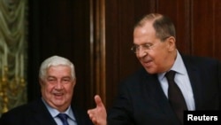Глава МИД Сирии Валид Муаллем (слева) и министр иностранных дел России Сергей Лавров. Москва, 13 апреля 2017 года.