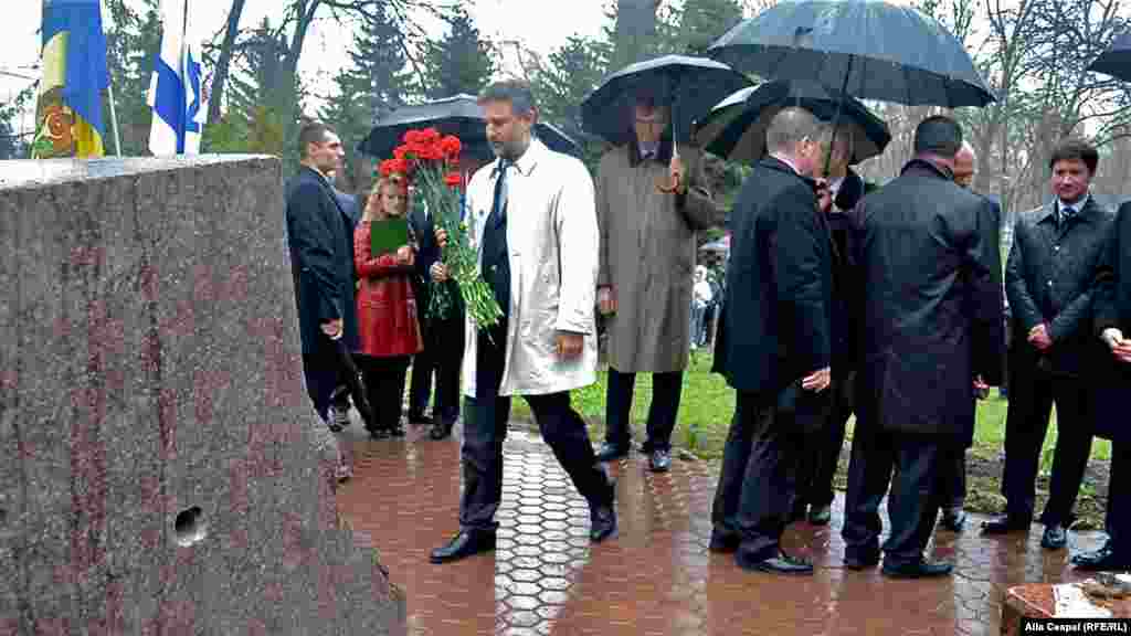 Ambasadorul Rom&acirc;niei, Marius Lazurca, depune flori la monumentul Pogromului.