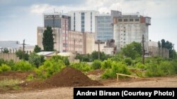 Cea mai mare fabrică de pâine din București, cea de la Lujerului, a fost construită în cinci luni și demolată 14 ani mai târziu.