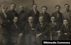 Беларускія літаратары, фота сярэдзіны 1930-ых. Якуб Колас сядзіць, першы зьлева.