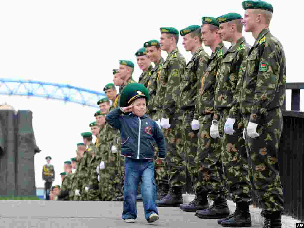 Bjelorusija - Dječak postrojio vojsku - U Minsku je ovaj dječak u stilu pravog vojnika salutirao postrojenim vojnicima.