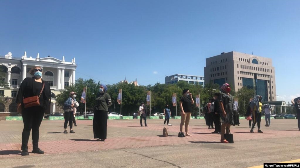 Женщины на площади перед акиматом Нур-Султана призывают акима города выйти к ним. 20 июня 2020 года.