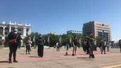 Женщины на площади перед акиматом Нур-Султана призывают акима города выйти к ним. 20 июня 2020 года.