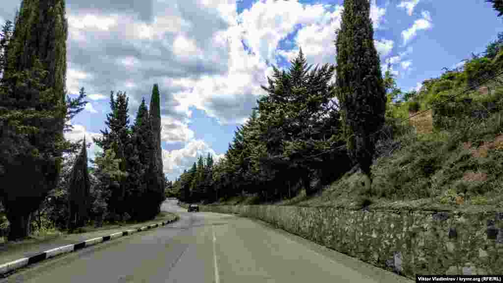 Дорога ведет от алуштинской трассы в центр села
