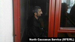 Исаков в клетке Апелляционного суда Киевской области в ожидании решения по его жалобе на незаконный арест